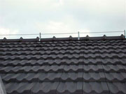 Na zdjęciu widoczne charakterystyczne zwieńczenie dachu stalowym drutem, który stanowi element instalacji odgromowej.