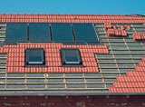 Kolektory słoneczne na dachu domu jednorodzinnego