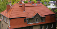 Dach wykonany z dachówki ceramicznej.