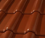 Dachówka ceramiczna jest cięższym pokryciem dachowym w porównaniu z konkurencyjną dachówką cementową.