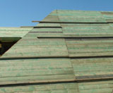 Na powyższym zdjęciu dach podczas wznoszenia, w którym zastosowano deskowanie pełne.