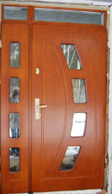 Drzwi wejściowe dwuskrzydłowe mogą umożliwić nam wniesienie bardzo dużych mebli do wnętrza domu.