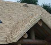 Na zdjęciu pokrycie dachowe z gontu drewnianego - prezentuje się niezwykle efektownie!