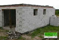 Na zdjeciu ściana jednowarstwowa wznoszona z betonu komórkowego w trakcie murowania. Aby ściana zewnętrzna w tej technologii spełniała dobrą izolacyjność termiczną, należy zastosować beton komórkowy o najlżejszej odmianie (300 lub 400) oraz odpowiedniej grubości (min. 36,5 cm).