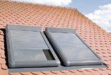 Okno połaciowe dostarcza o około 30% do 50% słonecznego światła więcej niż alternatywne na dachu w projekcie domu rozwiązanie jakim jest lukarna.