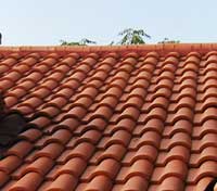 Dachówka ceramiczna jest jednym z najbardziej popularnych i najbardziej trwałych pokryć dachowych.
