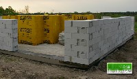 Na zdjęciu gotowy projekt domu DOM Z OKIENNICAMI autorstwa Biura Projektowego NNDOM podczas wznoszenia ścian zewnętrznych jednowarstwowych z betonu komórkowego firmy Ytong.