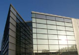 Na zdjęciu przykład ściany osłonowej wzniesionej ze szkła.